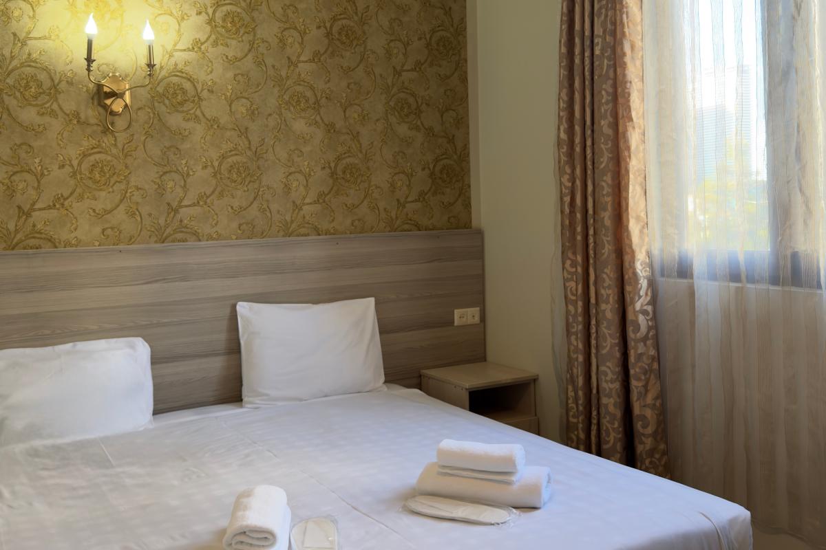 Standard room at Akman Swiss Hotel with a double bed, air conditioning and room service